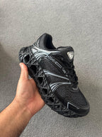 Dior | Dior b34 balck sneaker | Size 7 | Front View | yiodesigner.co.uk