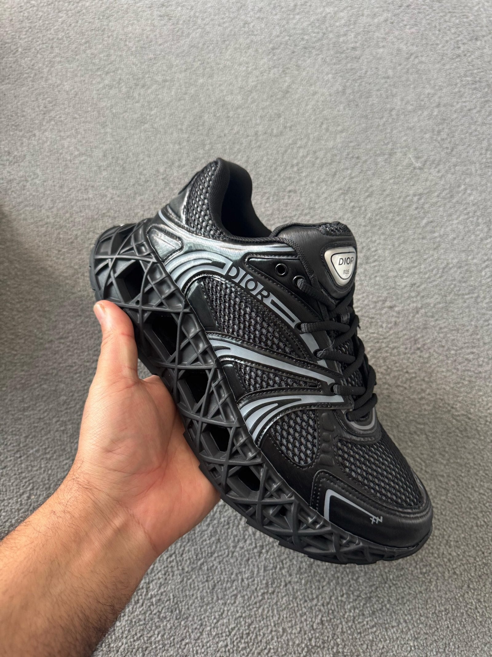 Dior | Dior b34 balck sneaker | Size 7 | Front View | yiodesigner.co.uk