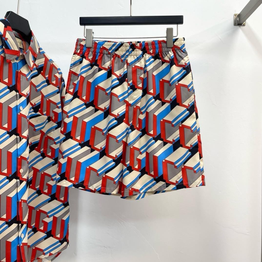 Gucci | Gucci short | Close-Up | yiodesigner.co.uk
