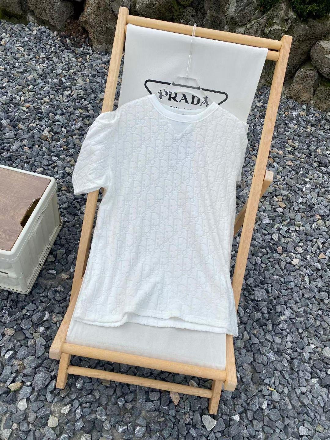 Dior | Dior t-shirt | Size M | yiodesigner.co.uk