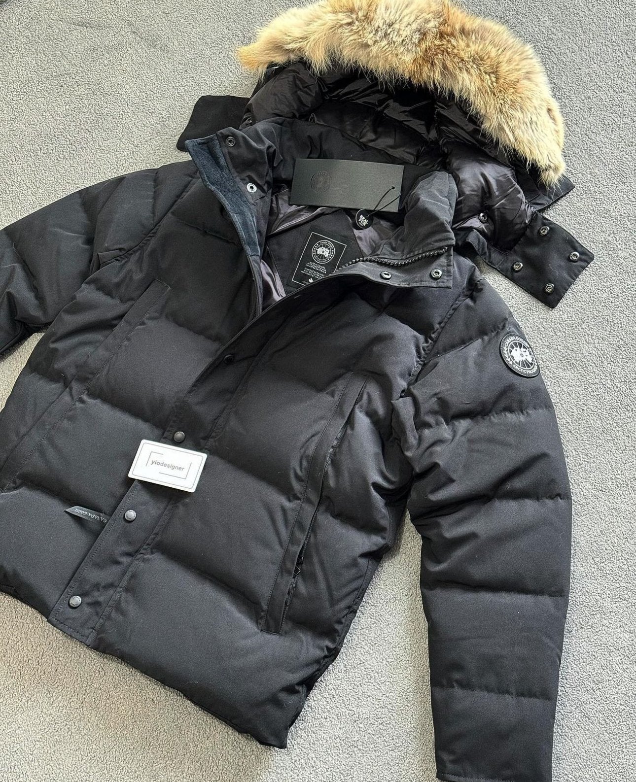 Canada Goose | CANADA GOOSE WYNDHAM PARKA Black badge | Close-Up | yiodesigner.co.uk