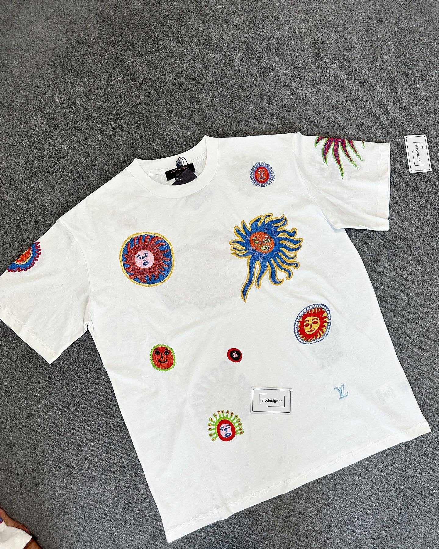 Louis Vuitton | Lv t-shirt (oversize) | Close-Up | yiodesigner.co.uk