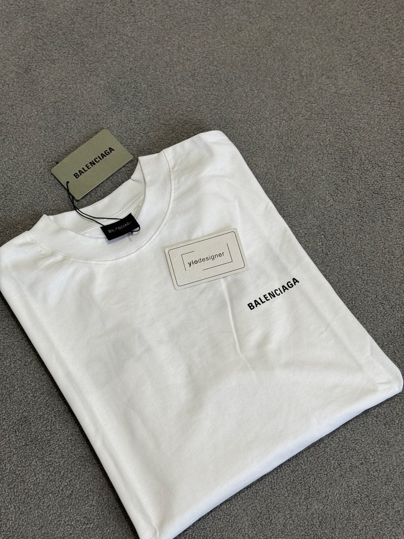 Balenciaga | Balenciaga t-shirt (oversized ) | Detail Shot | yiodesigner.co.uk