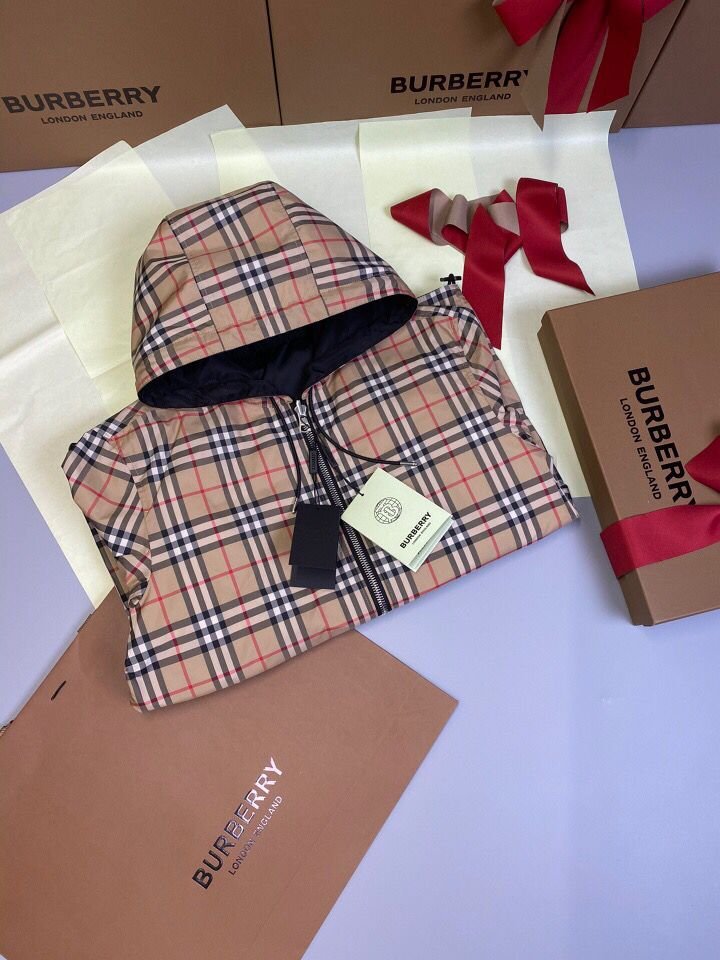 Burberry | Burberry reversible windbreaker | Detail Shot | yiodesigner.co.uk