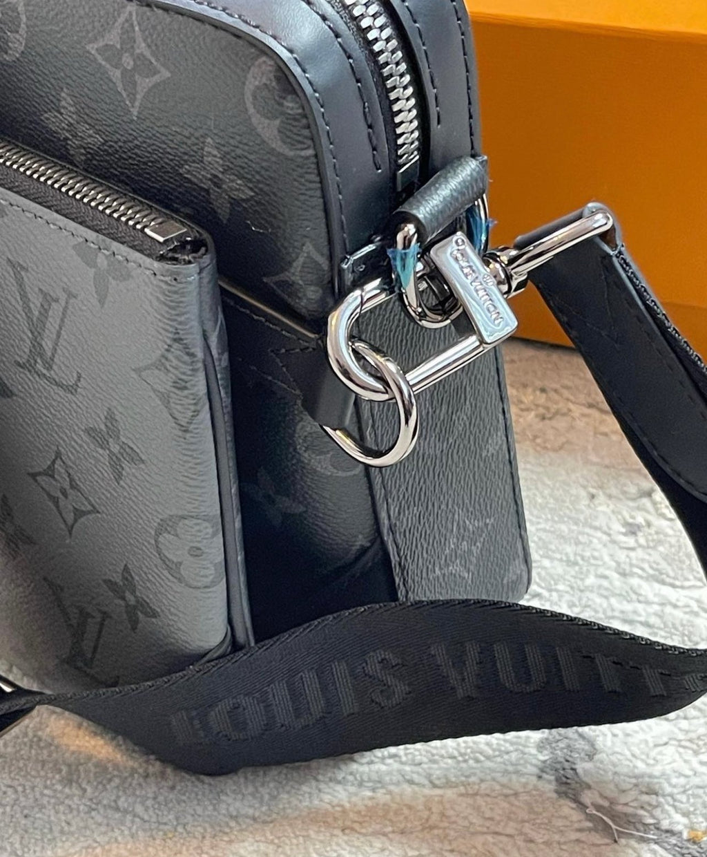 Louis Vuitton | Lv Trio messenger bag | Back View | yiodesigner.co.uk