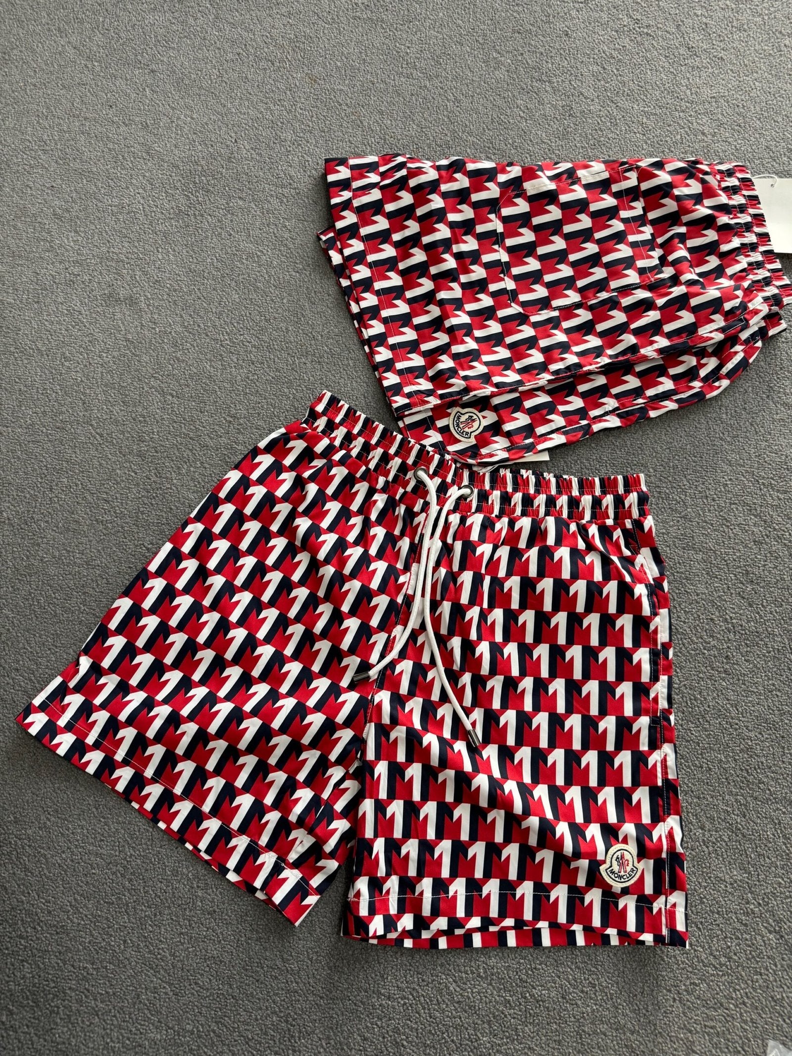 Moncler | Moncler short | Size XL | Back View | yiodesigner.co.uk