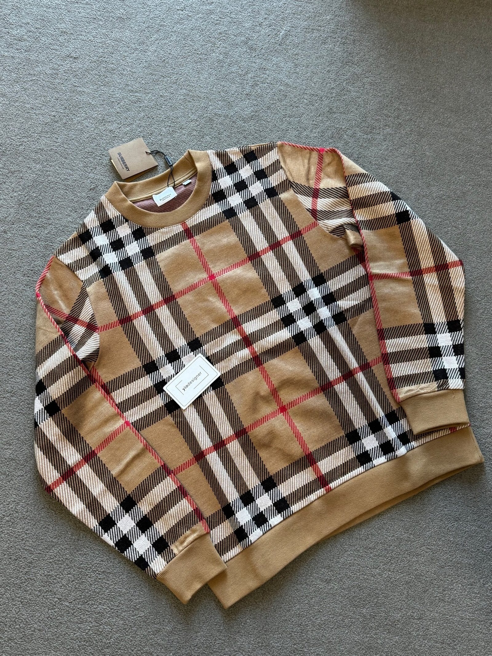 Burberry | Burberry jumper | Size L | Detail Shot | yiodesigner.co.uk