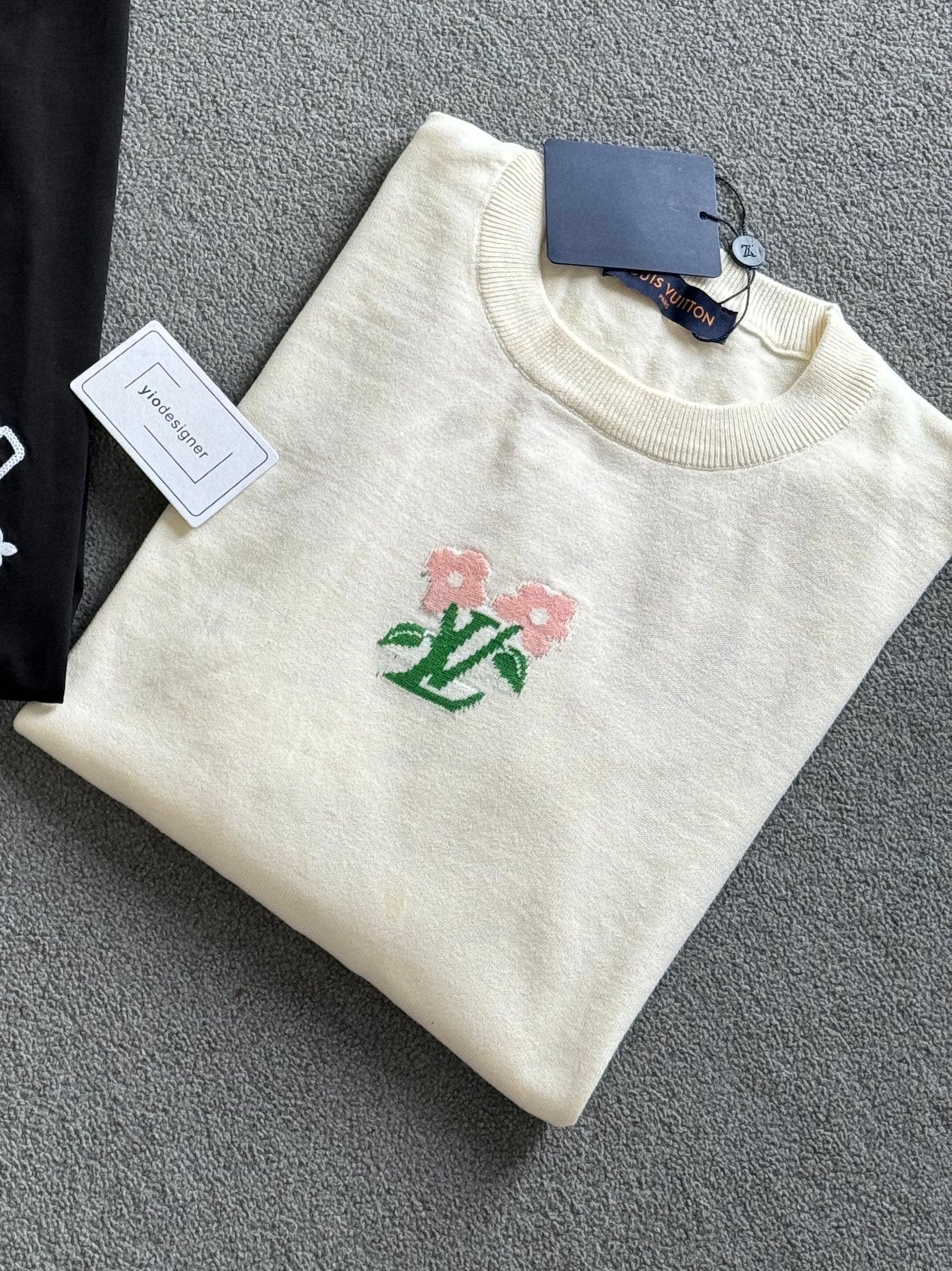 Louis Vuitton | Lv t-shirt | Size M | Back View | yiodesigner.co.uk
