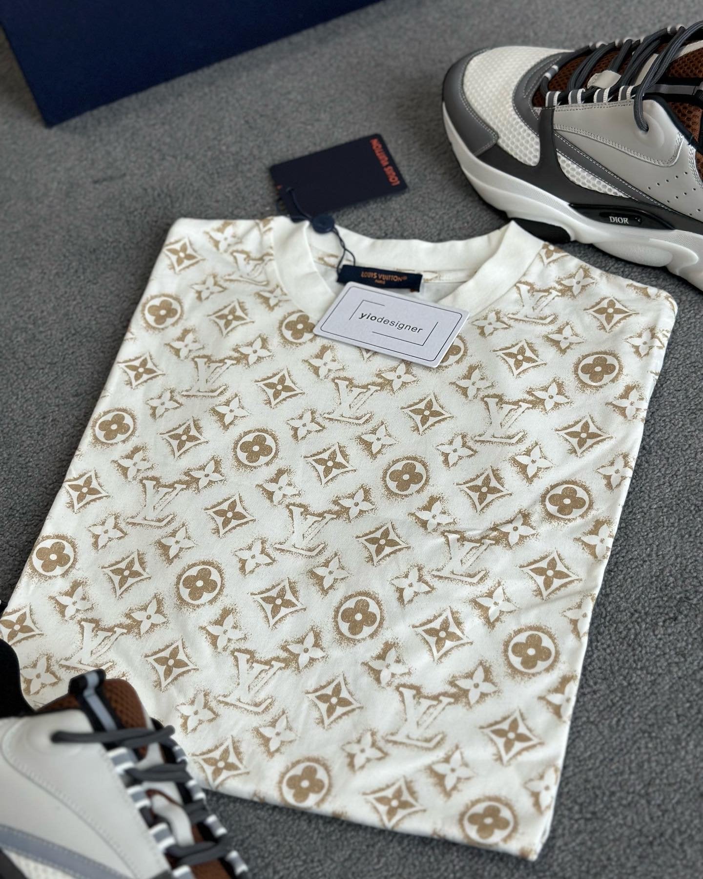 Louis Vuitton | Lv t-shirt | Size XL | Back View | yiodesigner.co.uk