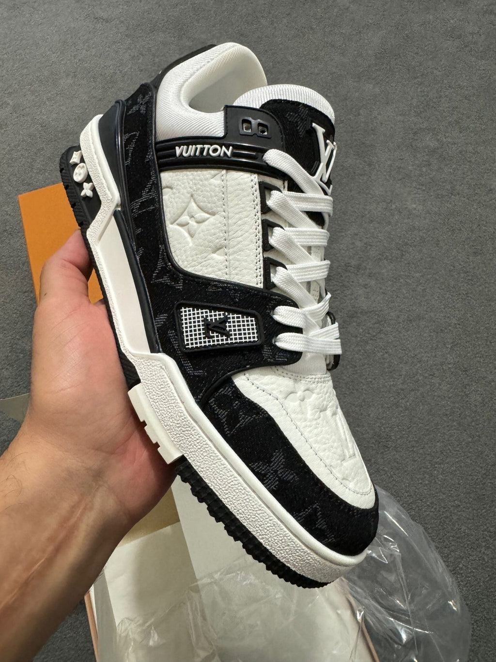 Louis Vuitton | Lv sneaker | Size 9.5 | Close-Up | yiodesigner.co.uk