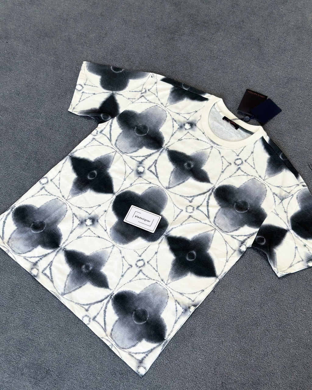 Louis Vuitton | Lv t-shirt | Size XL | Close-Up | yiodesigner.co.uk