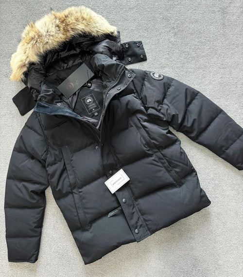 Canada Goose | CANADA GOOSE WYNDHAM PARKA Black badge | Size XXL | Detail Shot | yiodesigner.co.uk