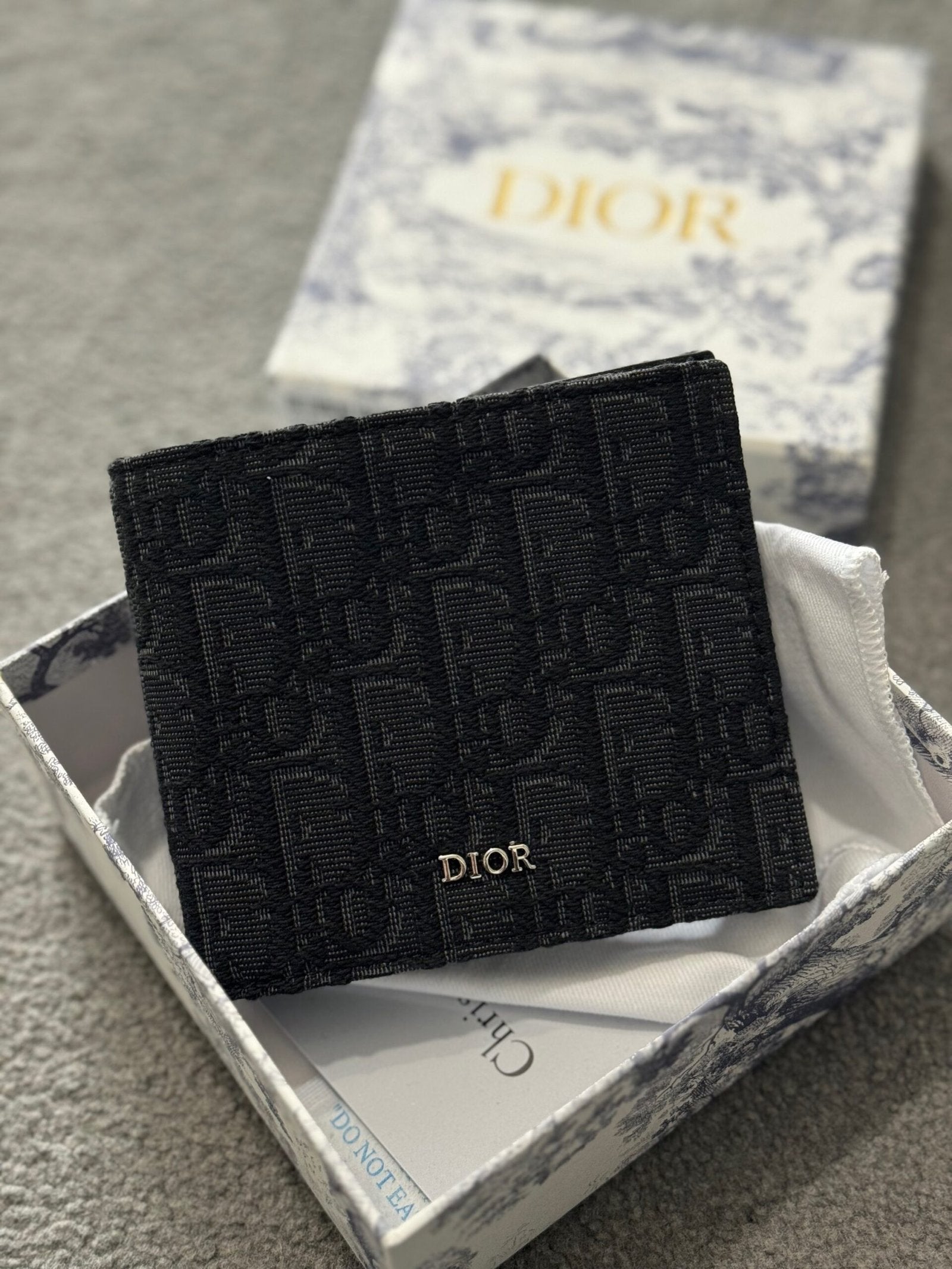 Dior | Dior wallet | Front View | yiodesigner.co.uk