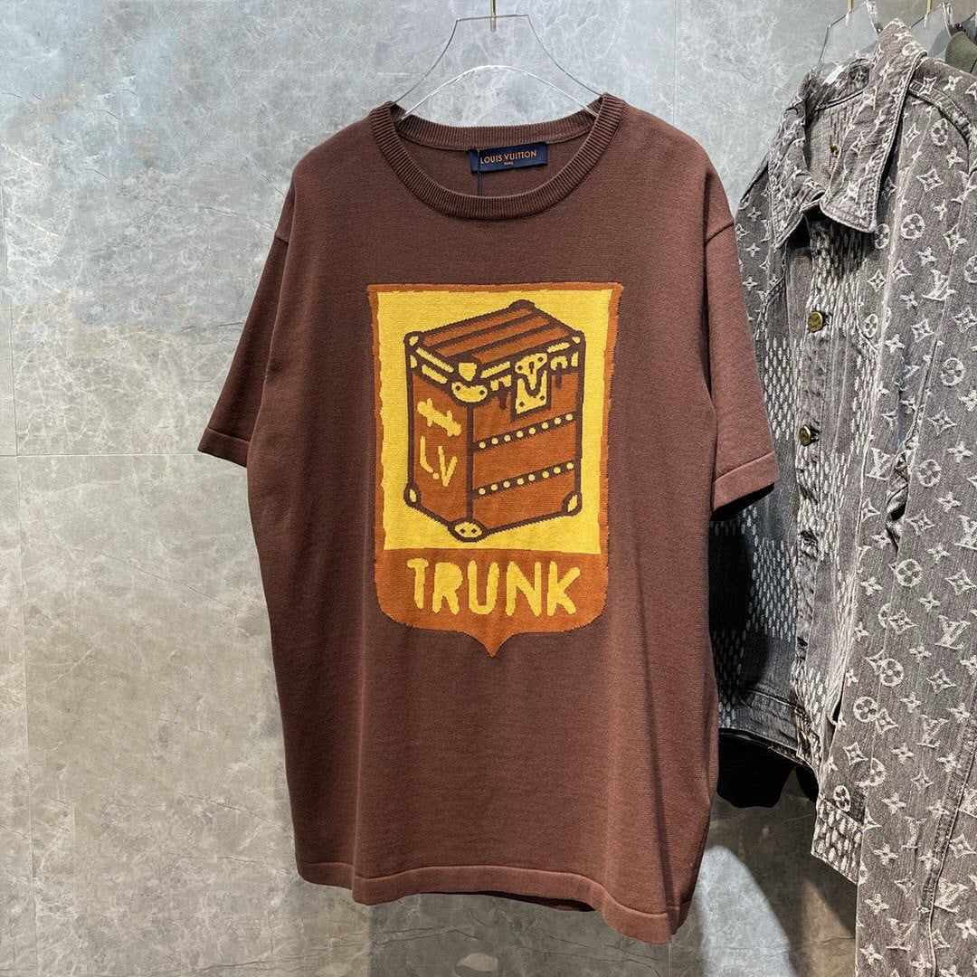 Louis Vuitton | Lv t-shirt | Size XL | Side View | yiodesigner.co.uk