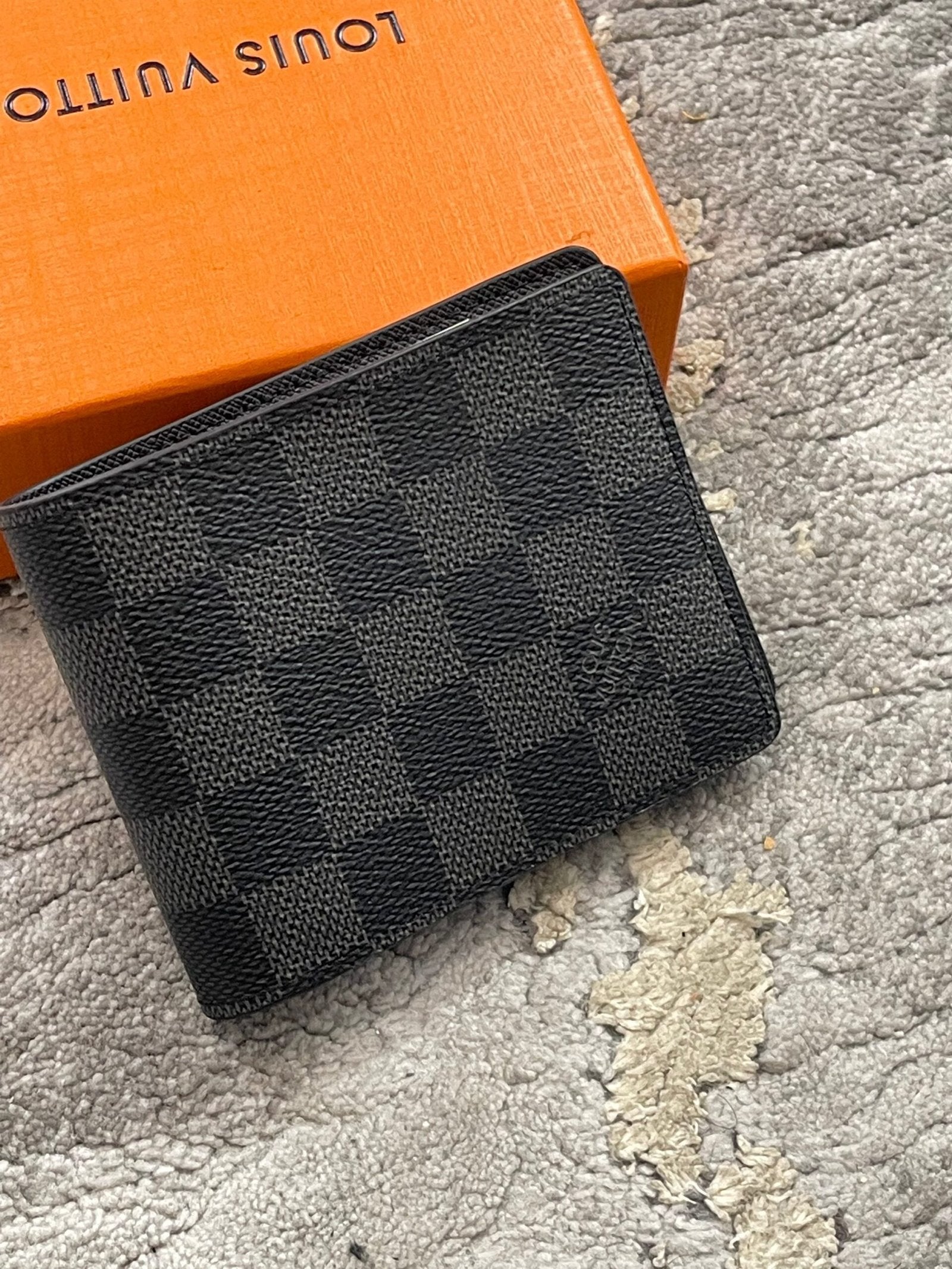 Louis Vuitton | Lv wallet | Front View | yiodesigner.co.uk