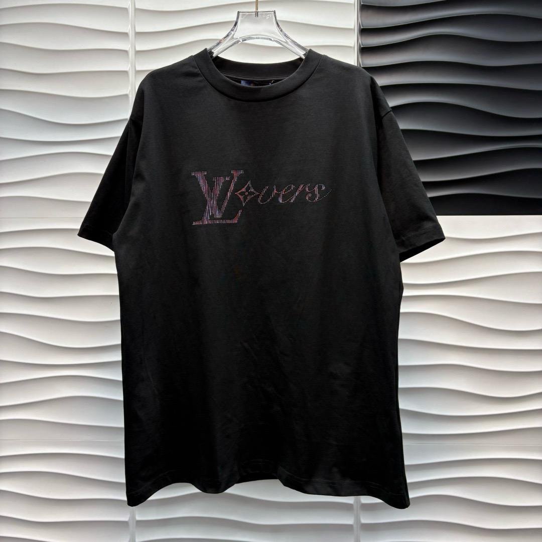 Louis Vuitton | Lv T-shirt | Size XL | Detail Shot | yiodesigner.co.uk