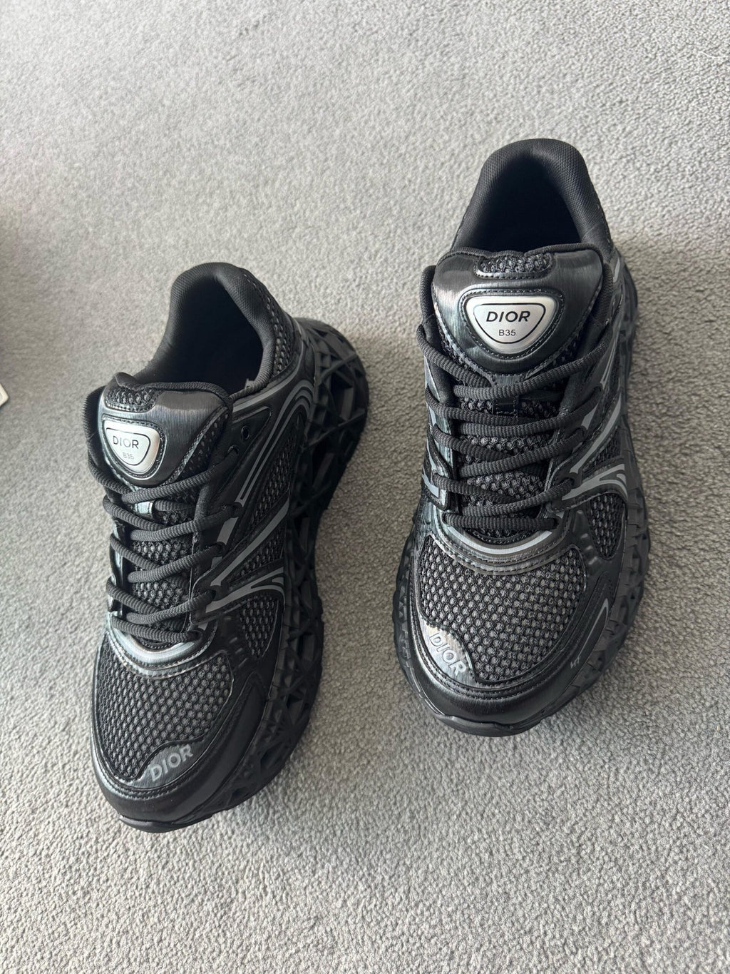 Dior | Dior b34 balck sneaker | Full Body | yiodesigner.co.uk