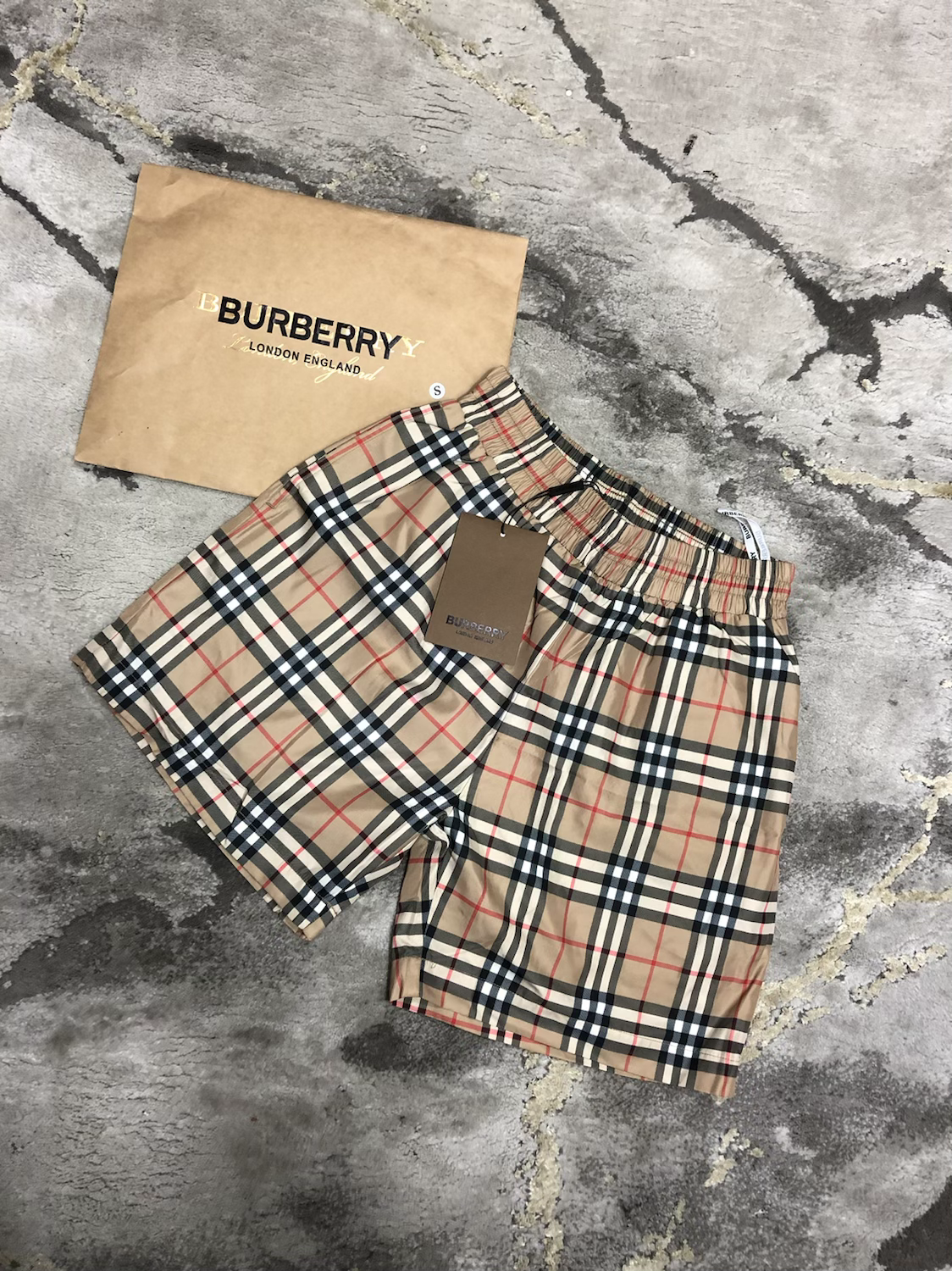 Burberry | Burberry short | Size L | yiodesigner.co.uk