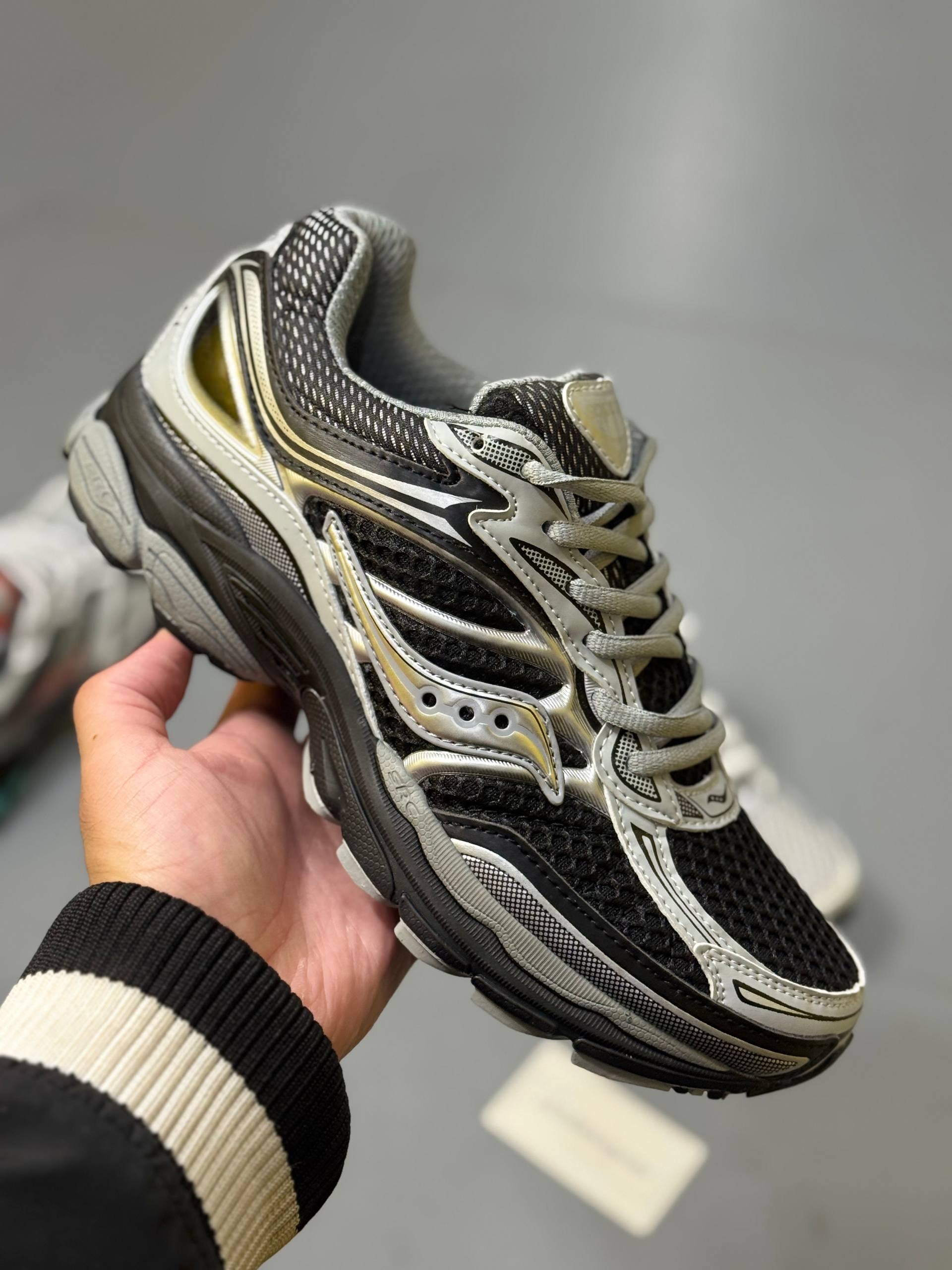 SAUCONY PROGRID OMNI 9 BLACK SILVER
