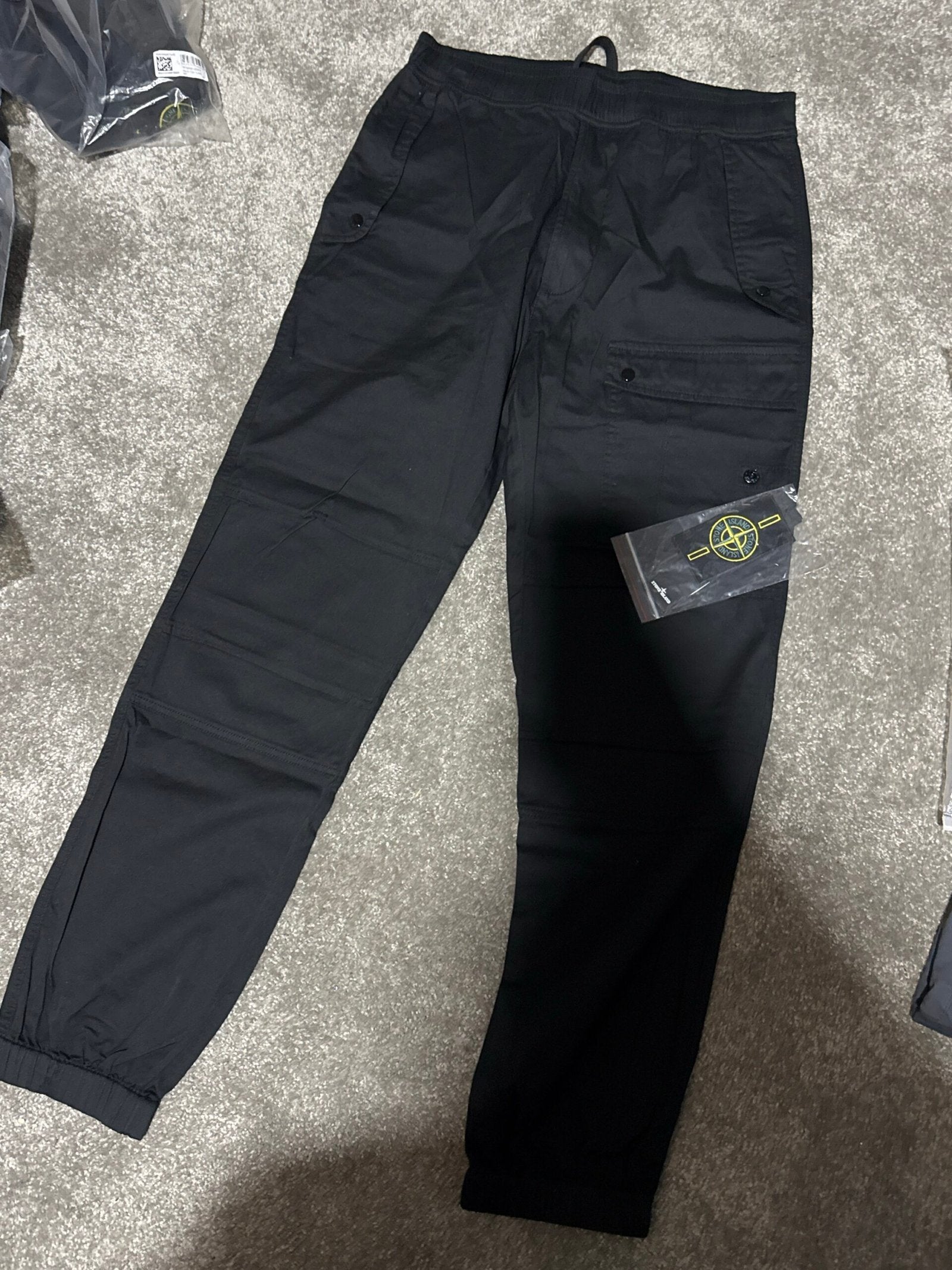 Stone Island | Stone island  cargo black | Detail Shot | yiodesigner.co.uk