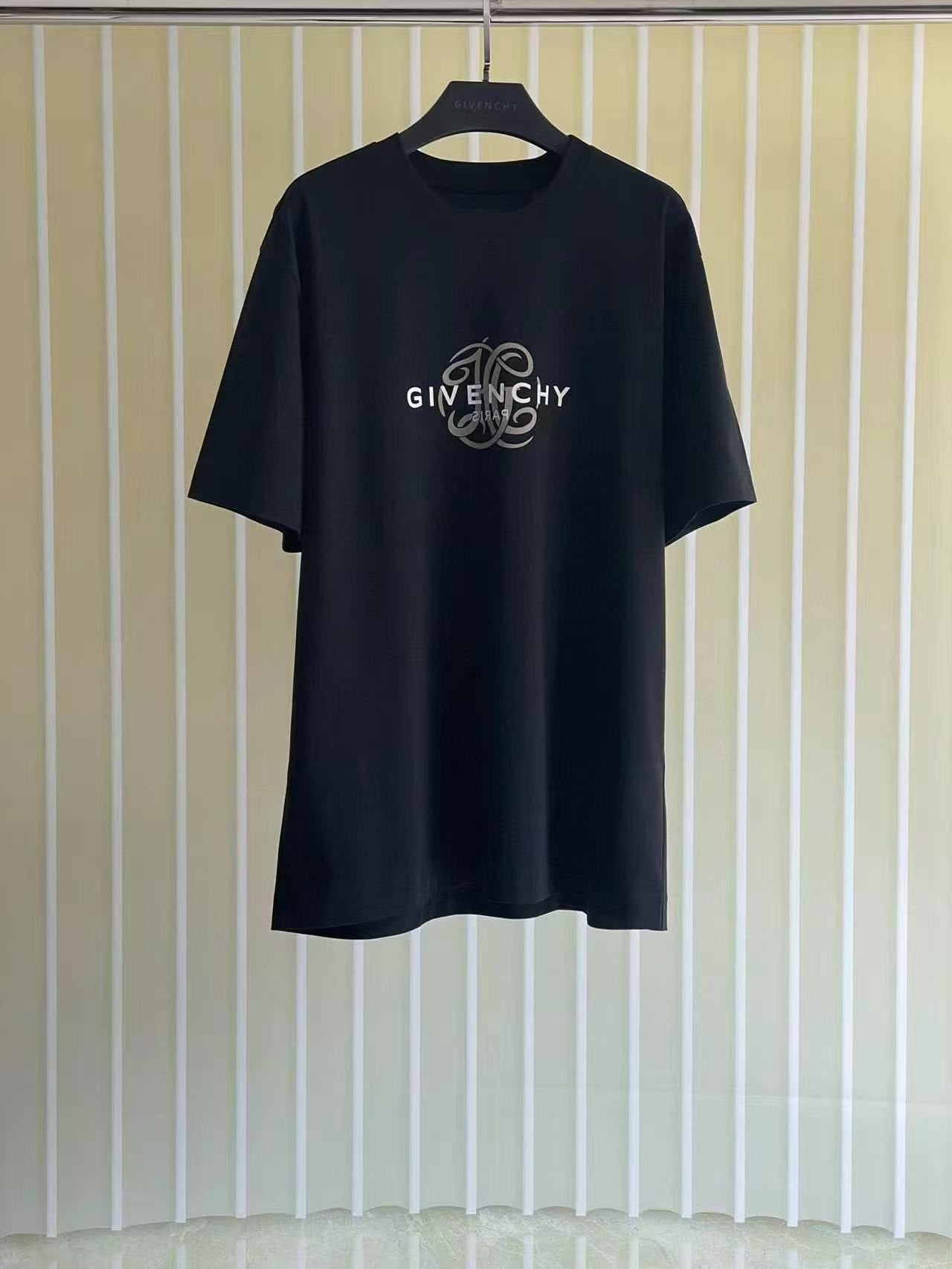 Givenchy | Givenchy t-shirt | Size M | yiodesigner.co.uk