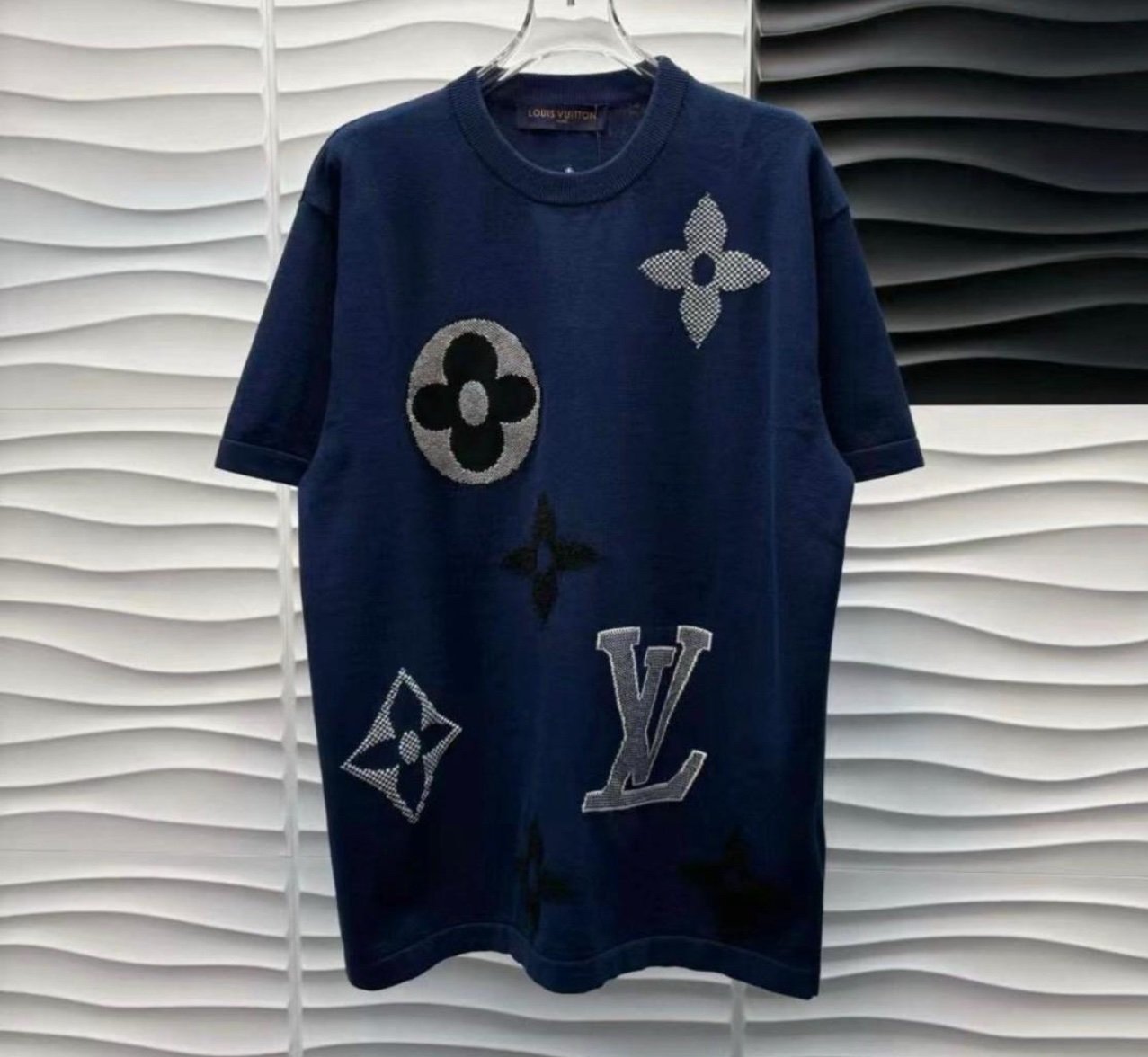 Louis Vuitton | Lv T-shirt | Size L | yiodesigner.co.uk