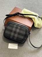 Burberry | Burberry bag Grey/Cream | Detail Shot | yiodesigner.co.uk
