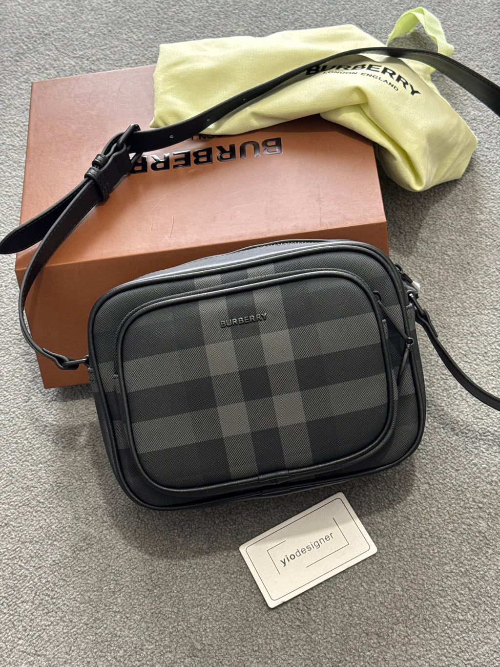 Burberry | Burberry bag Grey/Cream | Side View | yiodesigner.co.uk