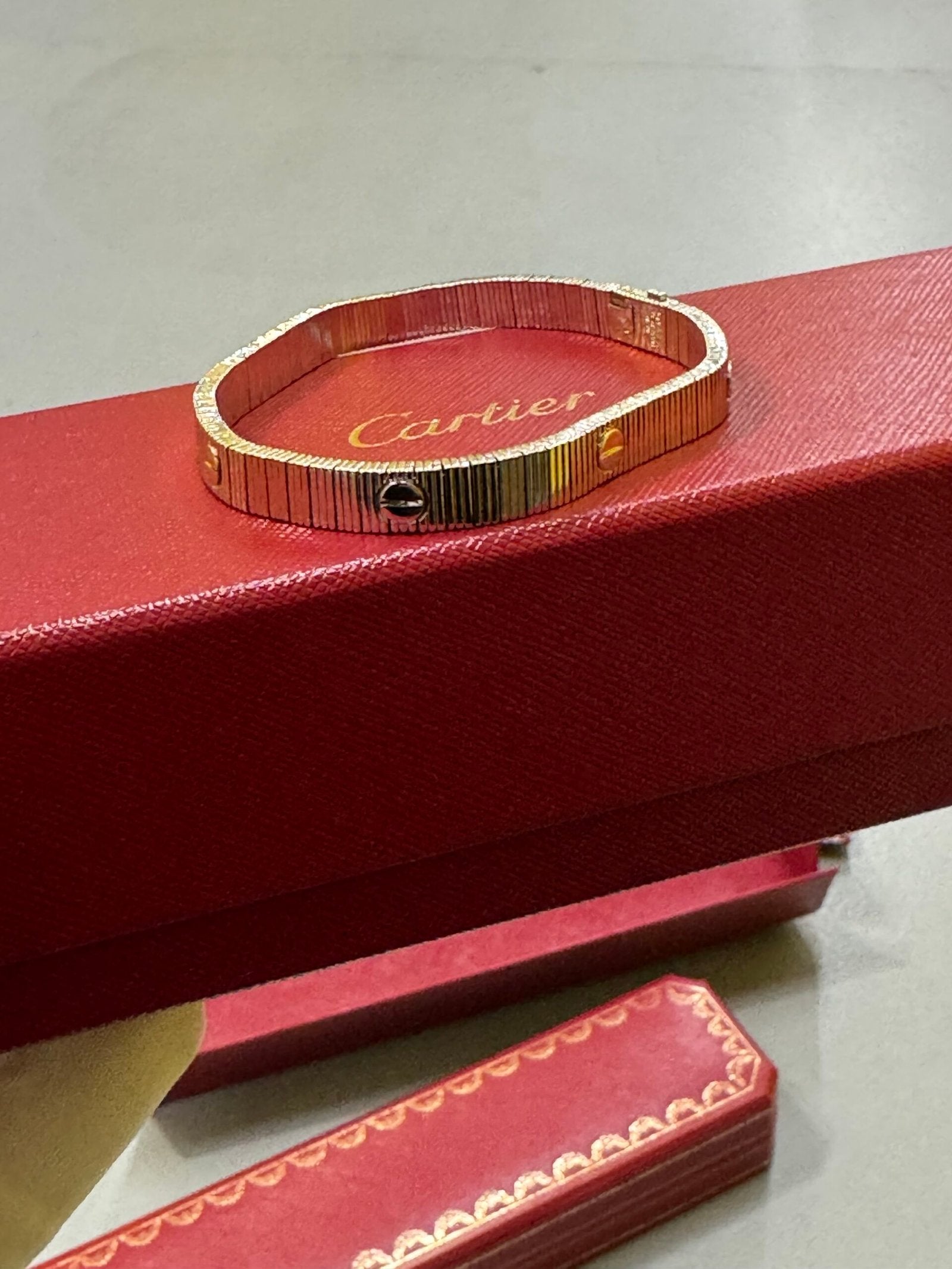 Cartier | Cartier bracelt | Side View | yiodesigner.co.uk