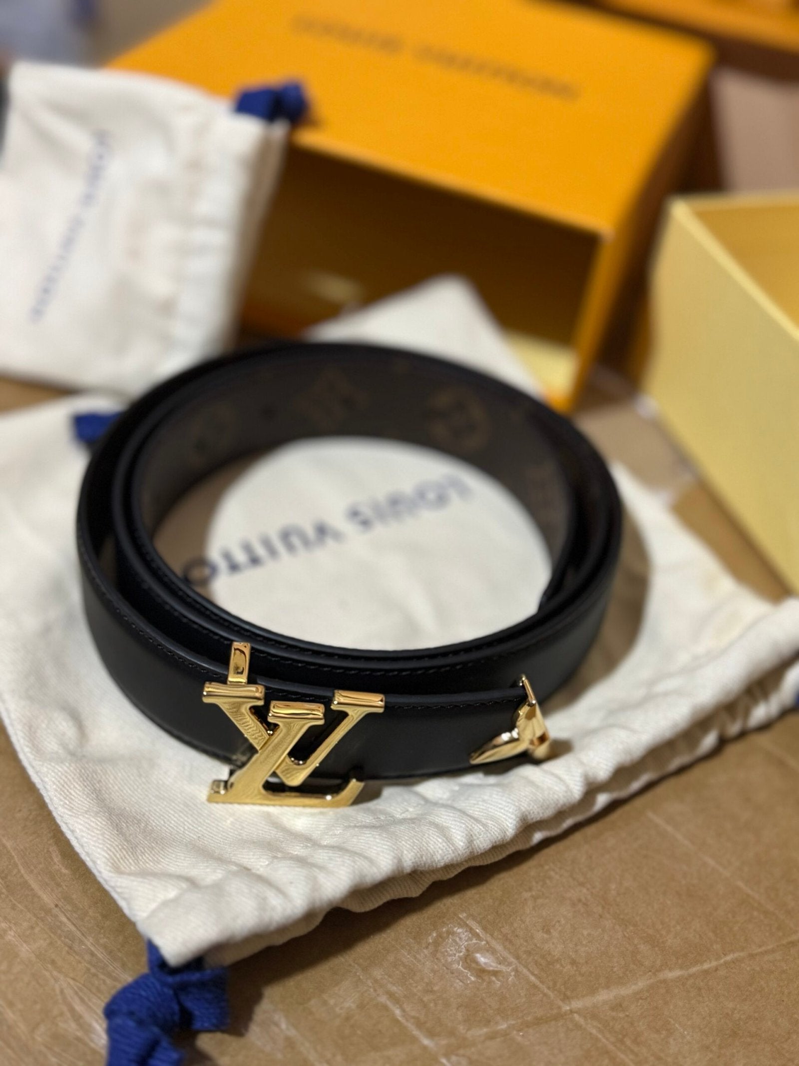 Louis Vuitton | Lv belt reversible | Size 95 | Front View | yiodesigner.co.uk