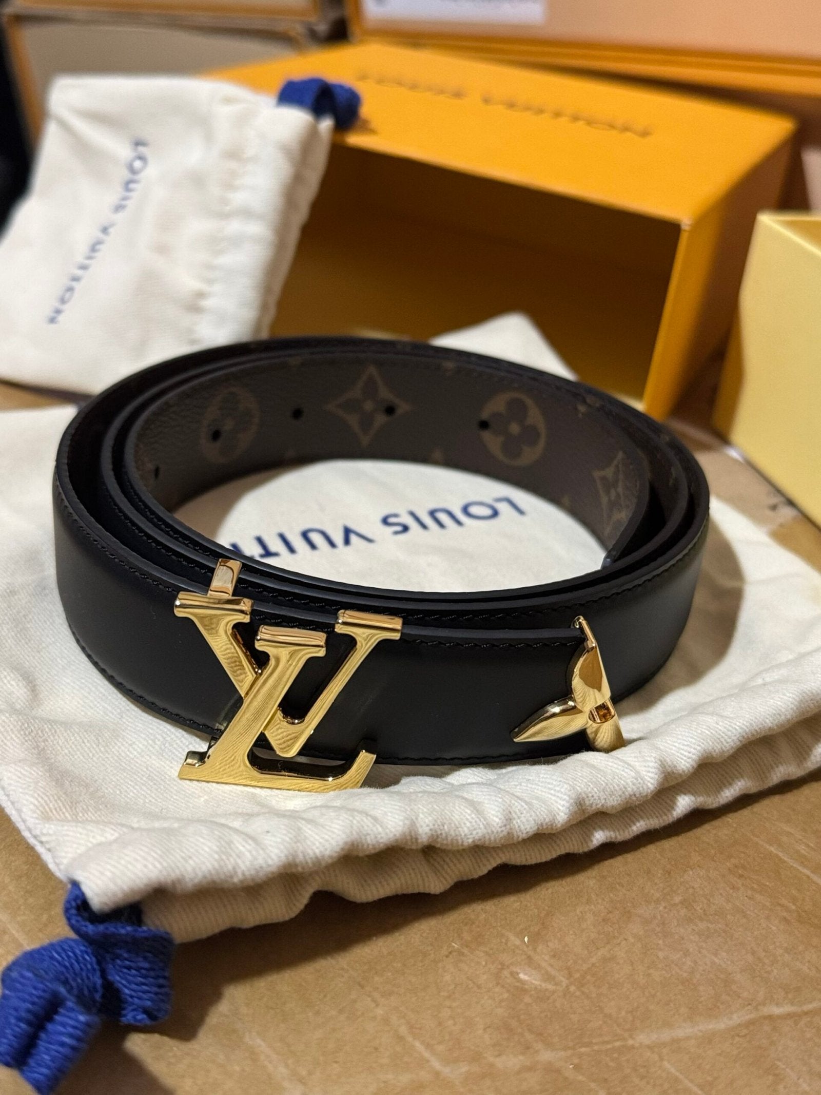 Louis Vuitton | Lv belt reversible | Back View | yiodesigner.co.uk