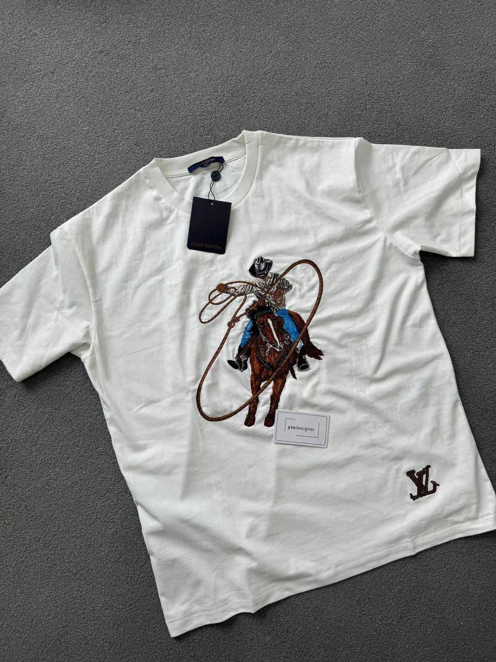 Louis Vuitton | Lv T-shirt | Size S | Front View | yiodesigner.co.uk