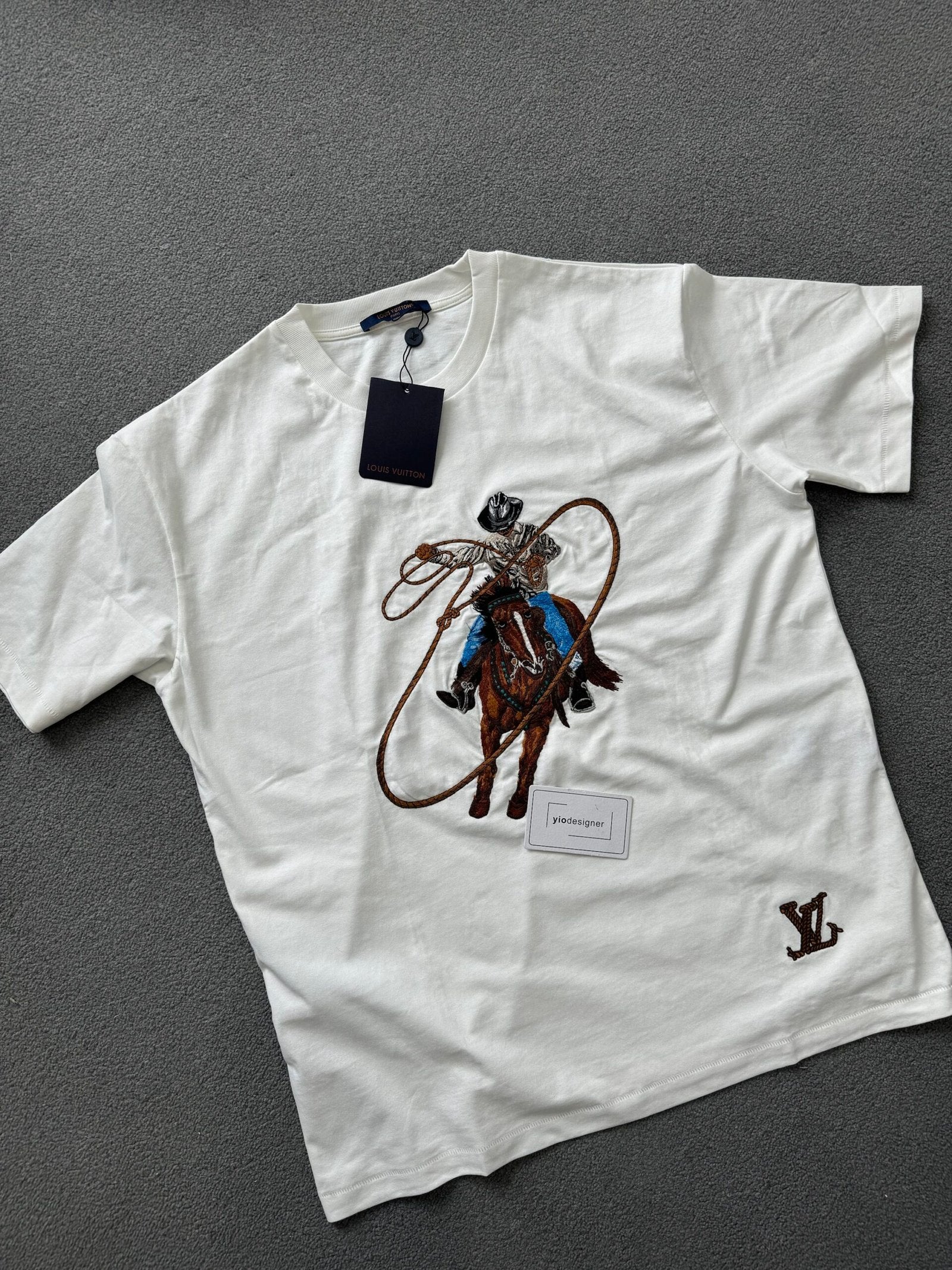 Louis Vuitton | Lv T-shirt | Size S | Front View | yiodesigner.co.uk