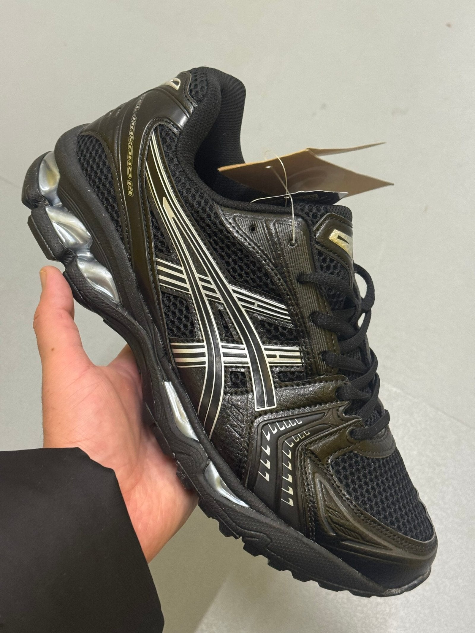 Asics | Asics sneaker | Size 6 | Front View | yiodesigner.co.uk