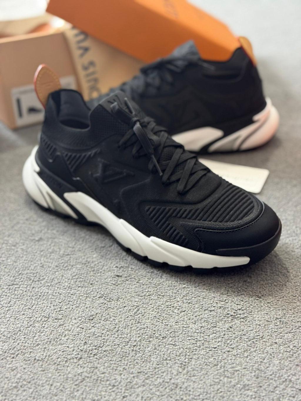 Louis Vuitton | Lv sneaker | Size 8 | Side View | yiodesigner.co.uk