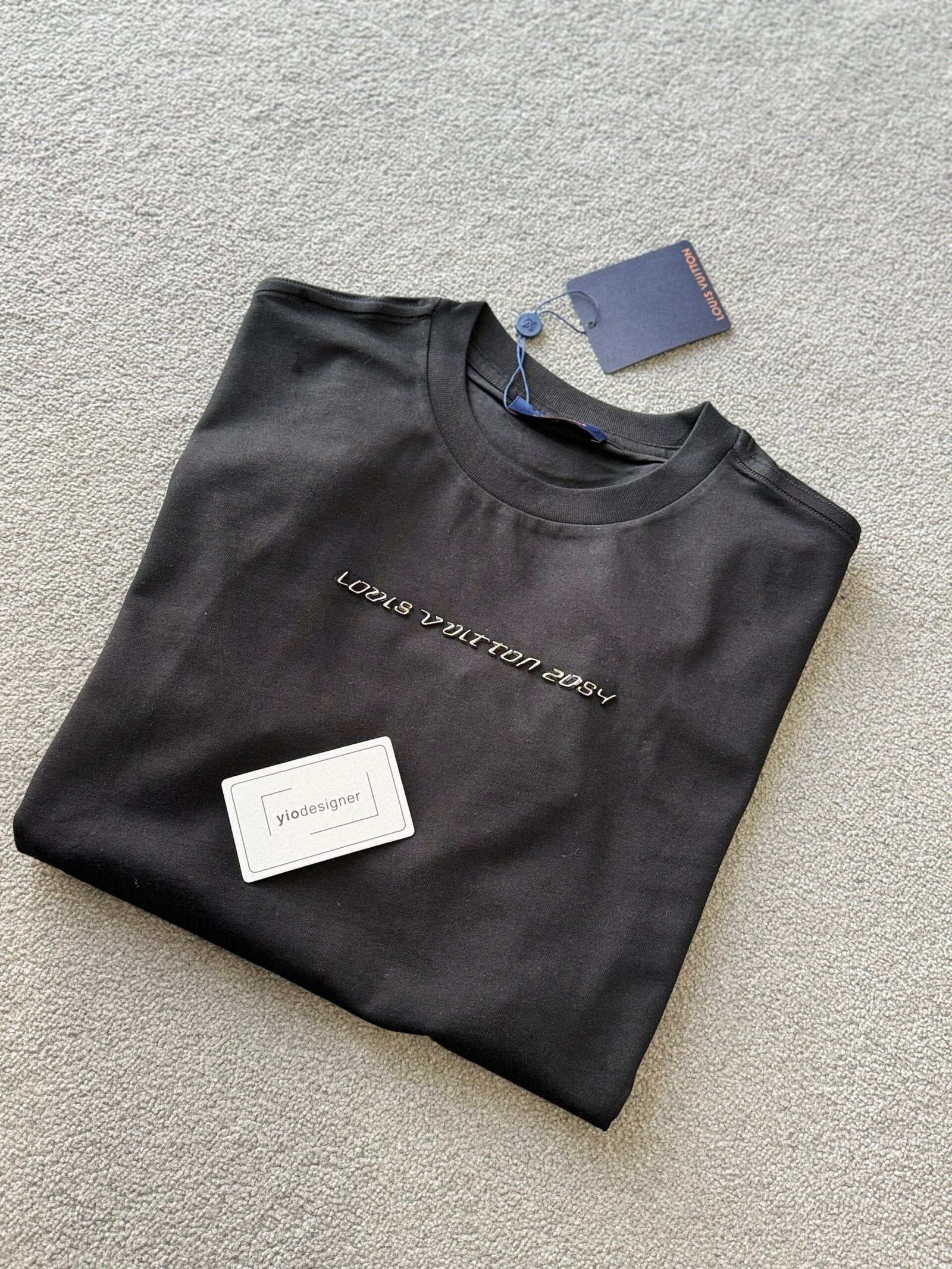Louis Vuitton | Lv t-shirt | Size L | Side View | yiodesigner.co.uk