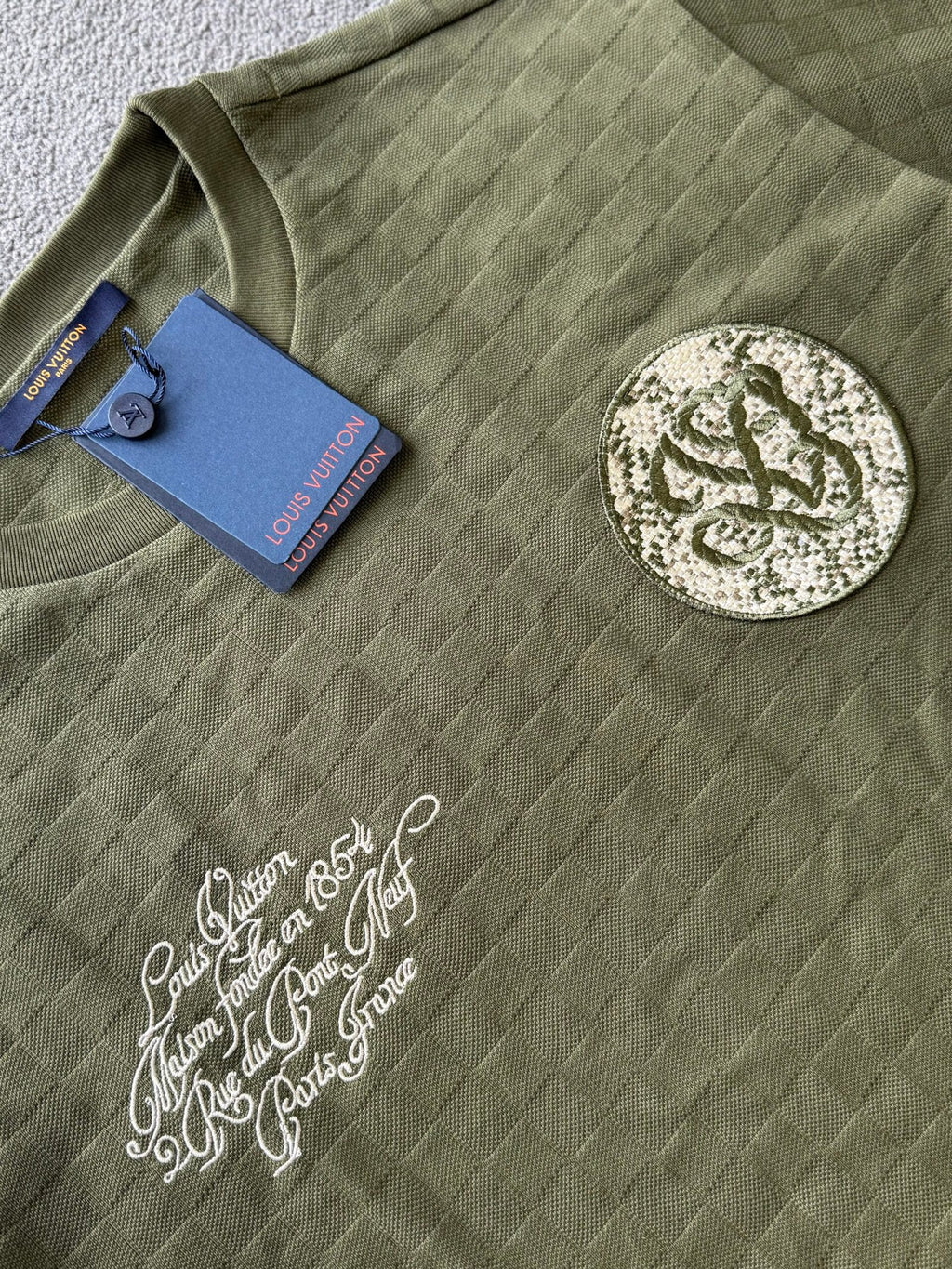 Louis Vuitton | Lv T-shirt | Close-Up | yiodesigner.co.uk