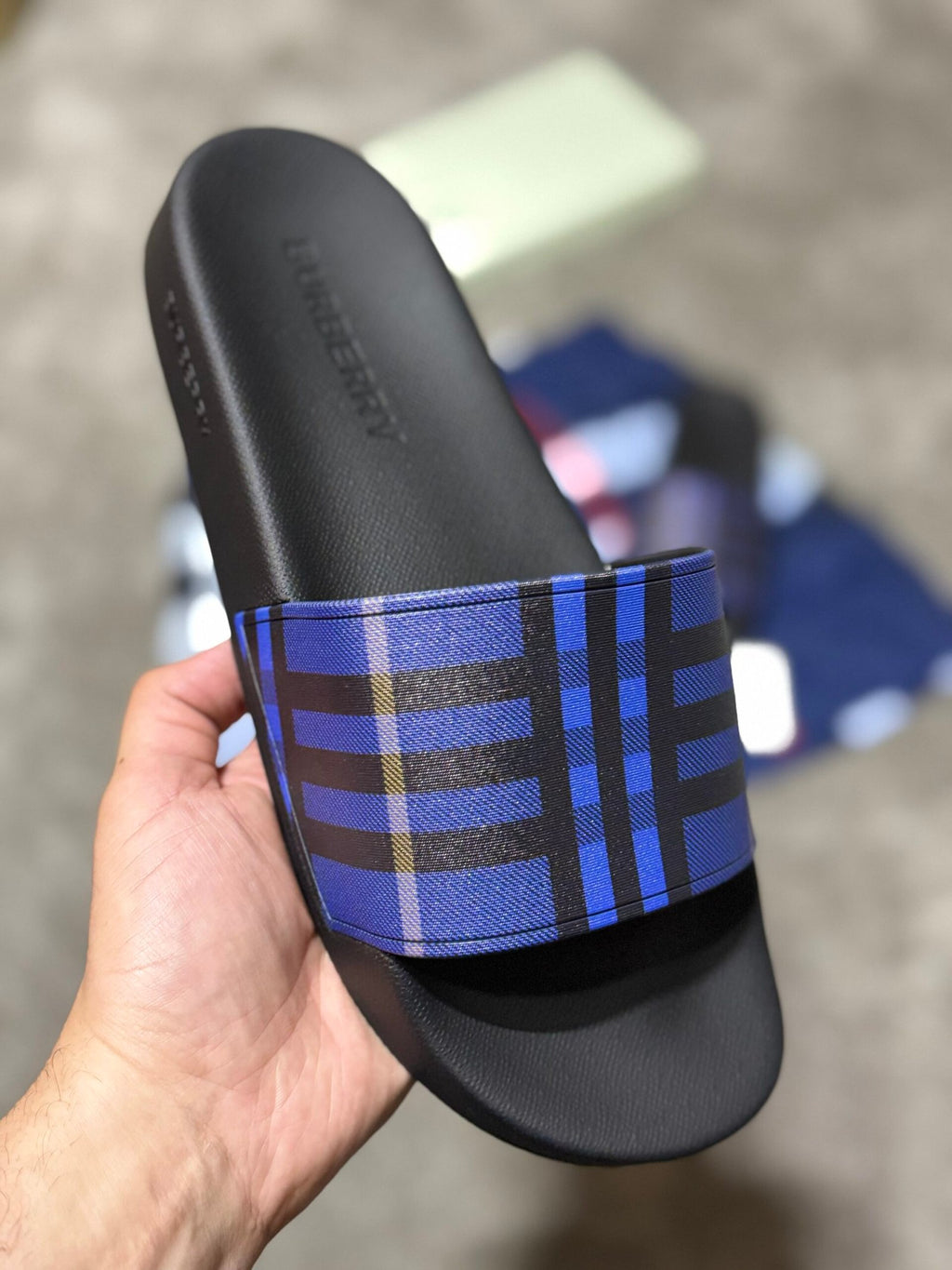 Burberry | Burberry slider | Size 8 | Back View | yiodesigner.co.uk