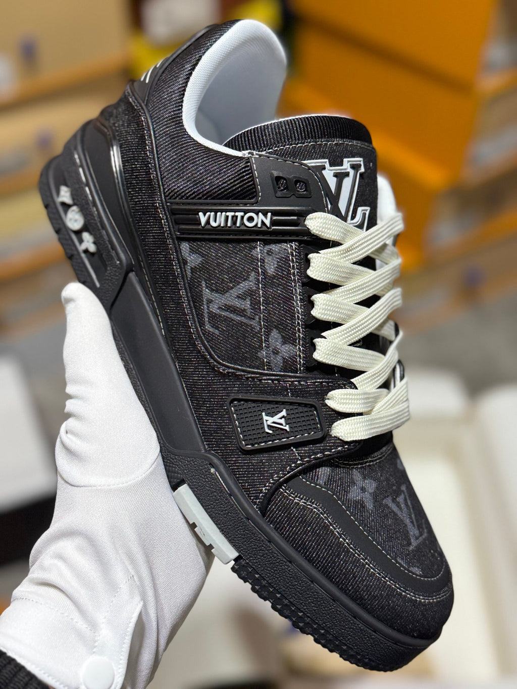 Louis Vuitton | Lv sneaker | Size 7 | Front View | yiodesigner.co.uk