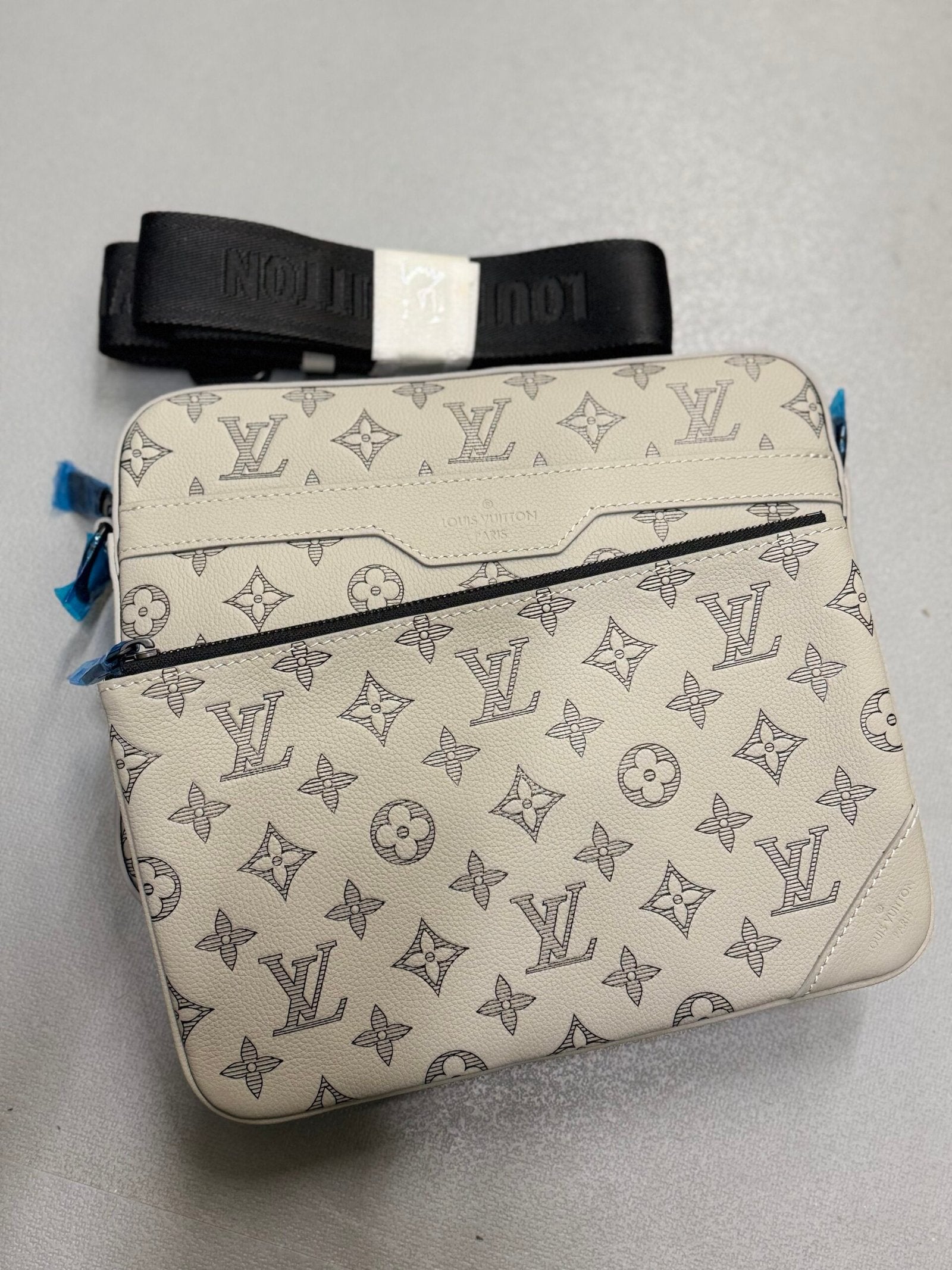 Louis Vuitton | Lv messenger bag | Front View | yiodesigner.co.uk