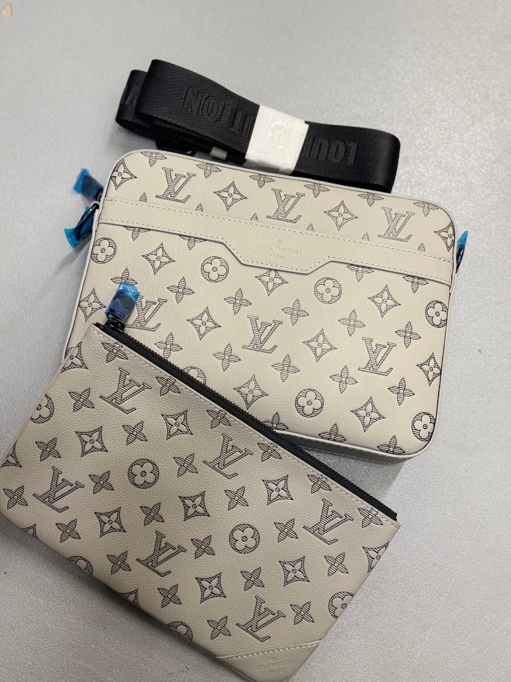 Louis Vuitton | Lv messenger bag | Back View | yiodesigner.co.uk