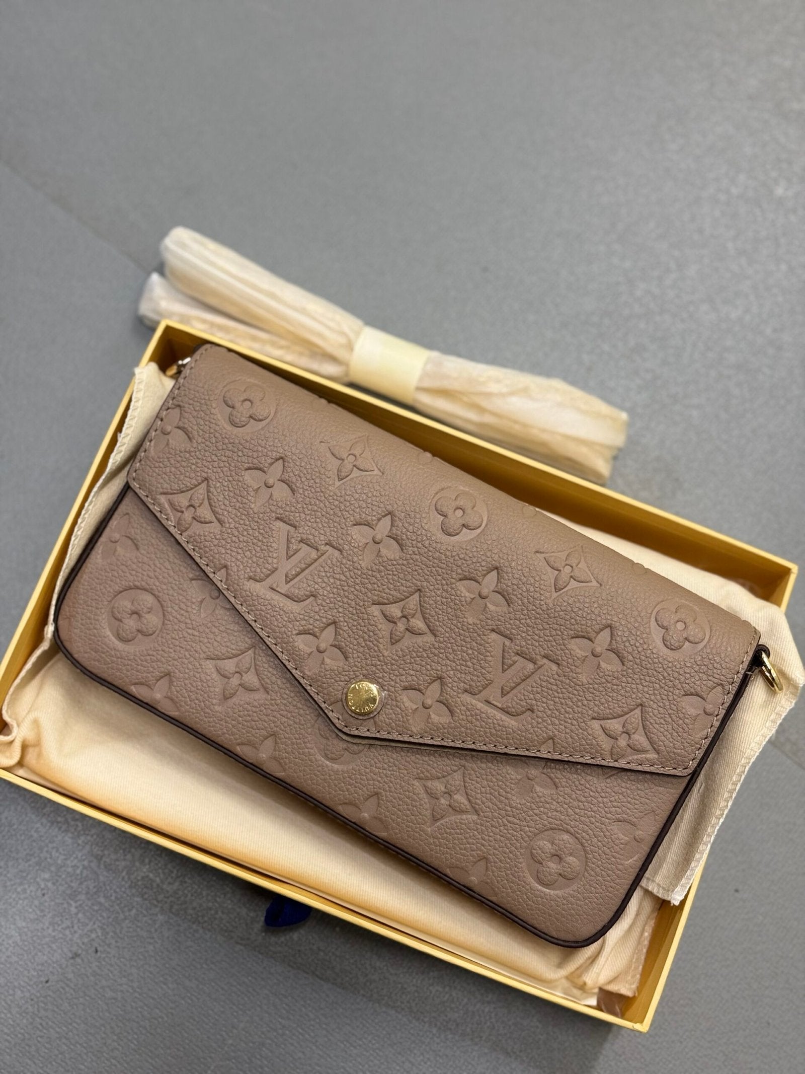 Louis Vuitton | Lv woman bag | yiodesigner.co.uk