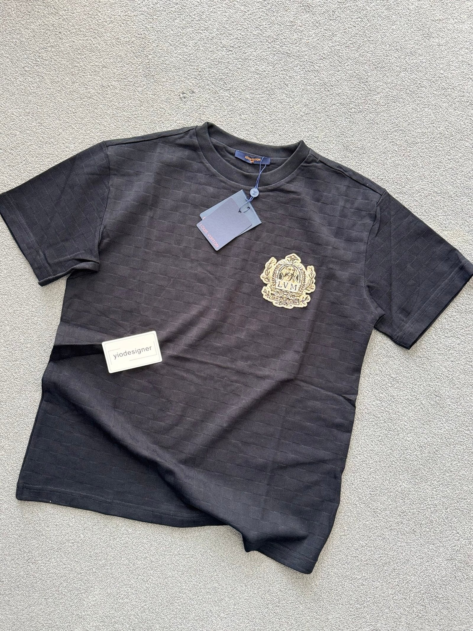 Louis Vuitton | Lv t-shirt | Size XL | Detail Shot | yiodesigner.co.uk
