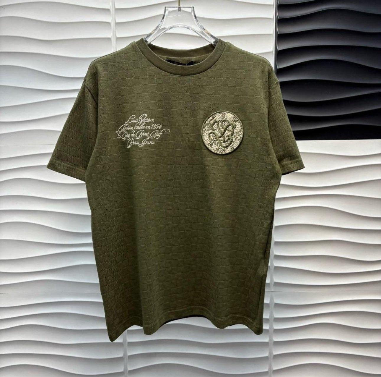 Louis Vuitton | Lv T-shirt | Size S | Front View | yiodesigner.co.uk