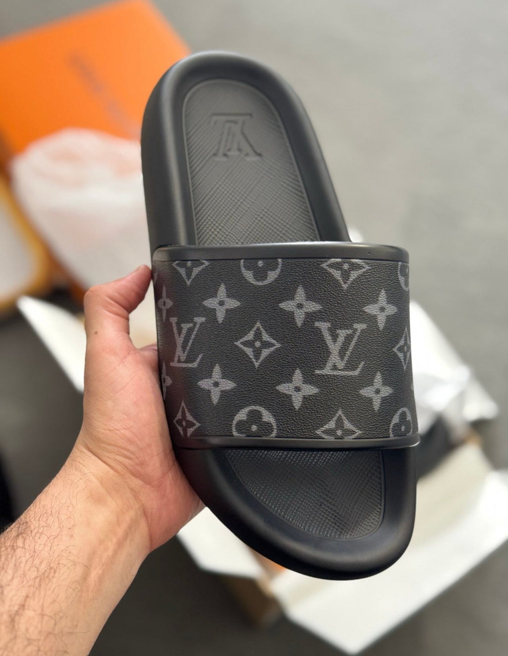 Louis Vuitton | Lv slider | Size 9 | Back View | yiodesigner.co.uk