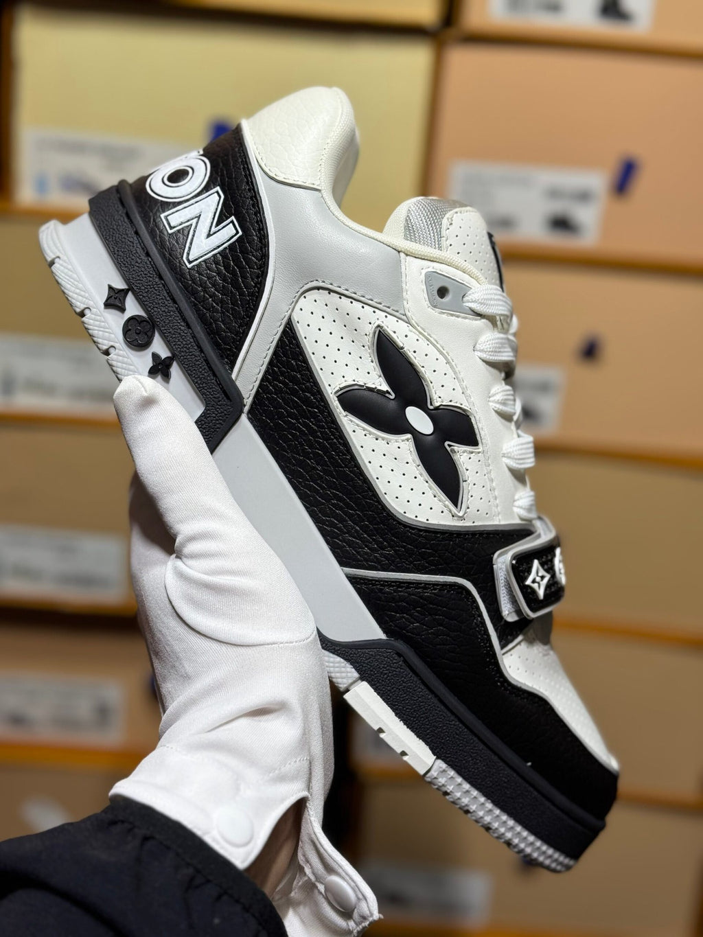 Louis Vuitton | Lv sneaker | Size 10 | Detail Shot | yiodesigner.co.uk