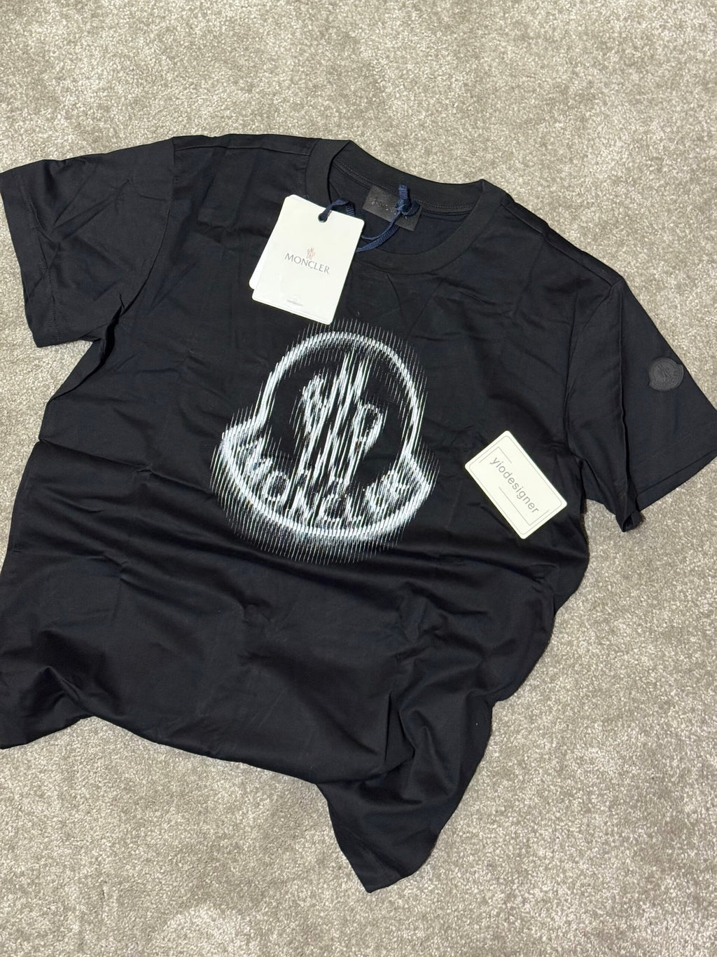Moncler | Moncler t-shirt | Size XL | Close-Up | yiodesigner.co.uk