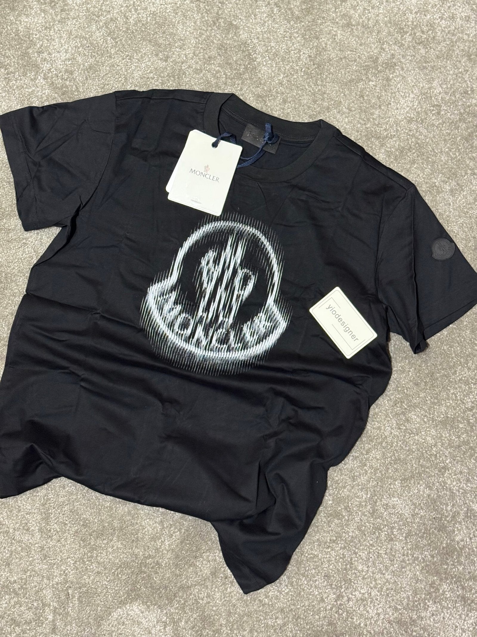 Moncler | Moncler t-shirt | Size XL | Close-Up | yiodesigner.co.uk