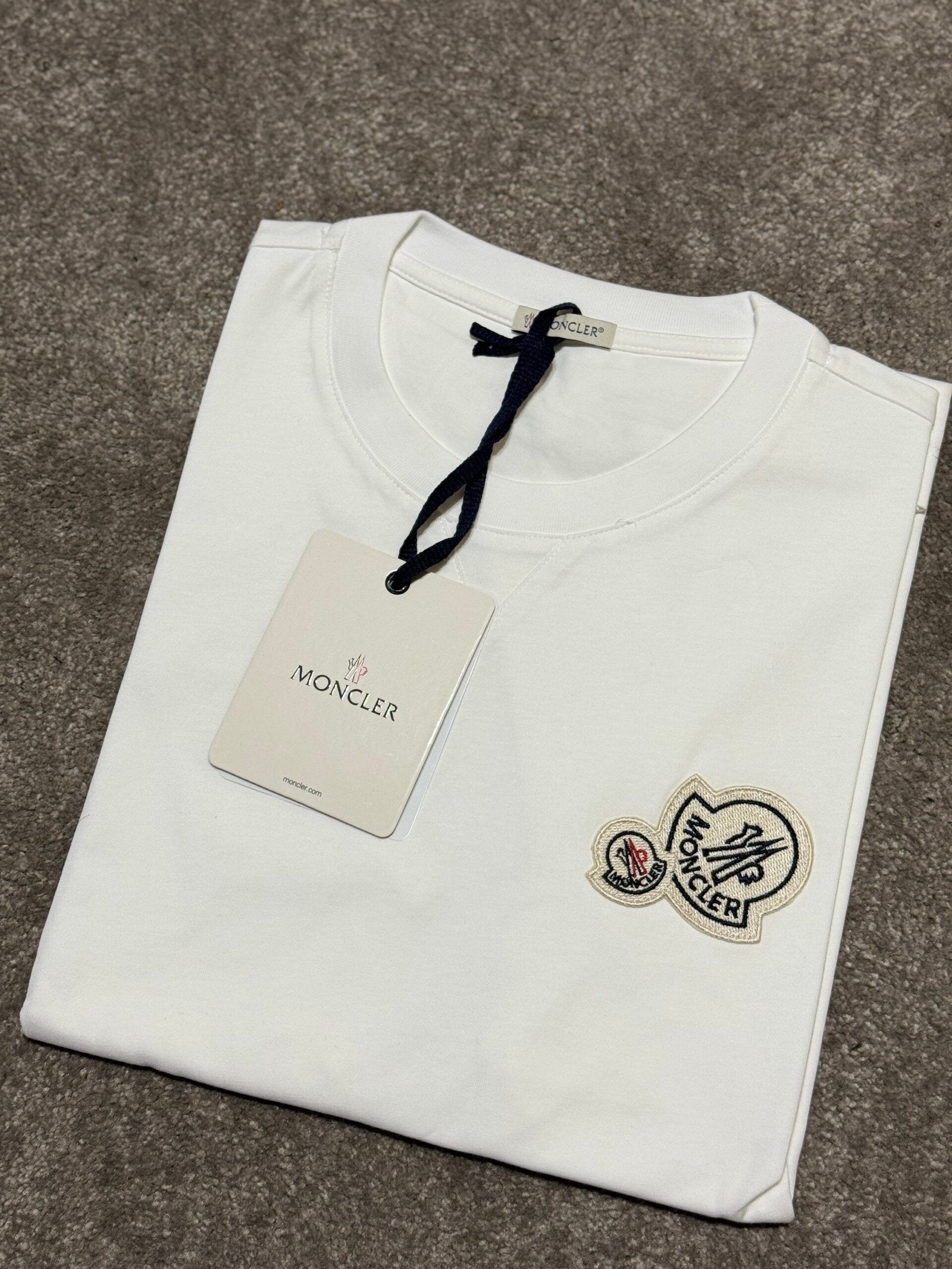Moncler | Moncler t-shirt off-white | Size XL | Close-Up | yiodesigner.co.uk