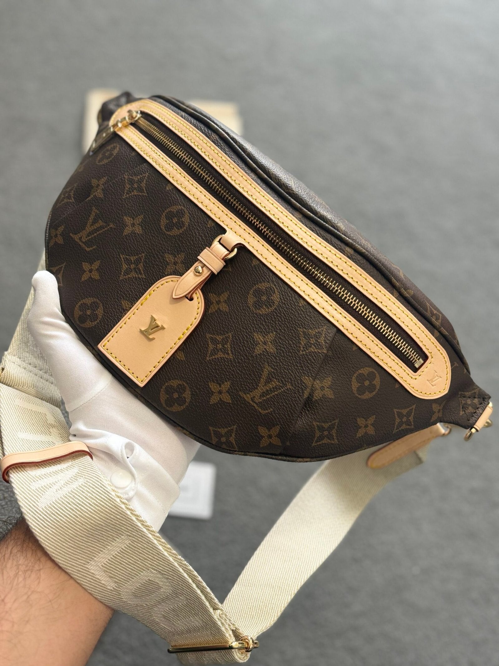 Louis Vuitton | Lv woman bag | Front View | yiodesigner.co.uk